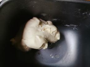 启动面包机自定义搅拌十五分钟，醒发十分钟