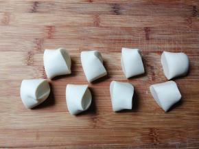 取出面团排气，搓成长条，分切小块