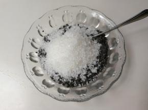放入半碗砂糖