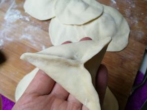 捏成三角形包子