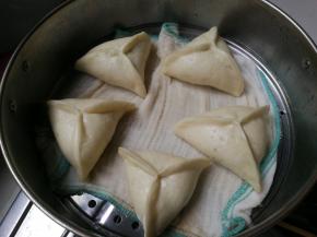 看到表面湿润体积一点五倍大，冷水一起蒸二十分钟焖五分钟