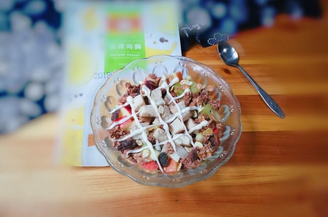 鸡丁水果麦片沙拉