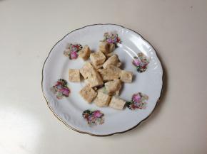 蒸烤鸡胸放入微波炉加热一分钟，切成丁