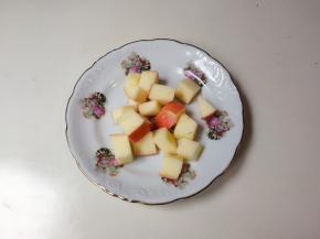 苹果洗净连皮切成丁