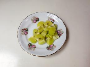 猕猴桃剥去皮切成丁