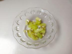 取碗放入猕猴桃