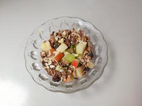 放入水果坚果即食麦片