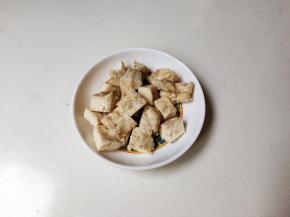 蒸烤鸡胸放入蒸锅蒸五分钟，切成丁