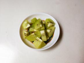 猕猴桃去皮切成丁