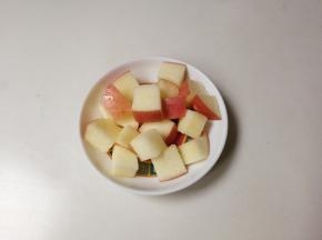苹果用盐至表面搓洗，冲干净切成丁