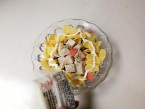 挤上香甜沙拉酱