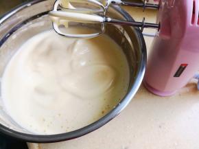 1.	鸡蛋打入无油无水的干净盆里，加入白糖，用电动打蛋器打发至提起打蛋头滴下的蛋糕糊可以划出“8”字，且不马上消失，