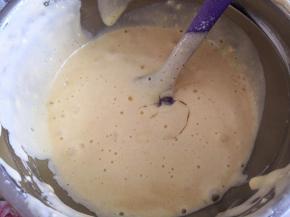 3.	再加入玉米油继续翻拌均匀，速度要快，不然容易消泡，