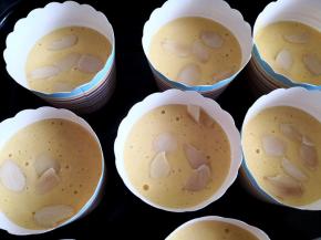 5.	纸杯蛋糕表面撒上适量的杏仁片，