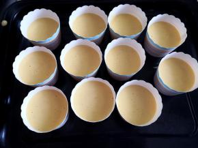 4.	将拌好的蛋糕糊倒入纸杯中，再轻需要每个纸杯，震出大气泡，