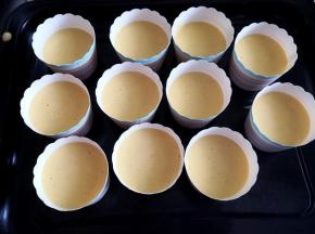 4.	将拌好的蛋糕糊倒入纸杯中，再轻需要每个纸杯，震出大气泡，