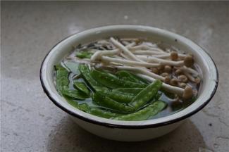 将食材去除杂质，然后用细盐水泡洗。