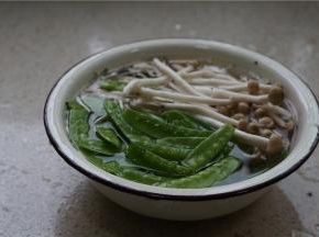 将食材去除杂质，然后用细盐水泡洗。