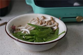 然后将泡洗好的食材控水入锅。