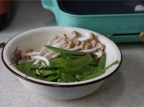 然后将泡洗好的食材控水入锅。