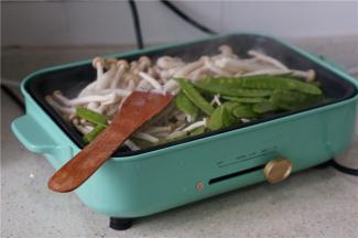 将多功能锅转至大火，炒至食材微熟。