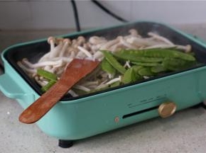 将多功能锅转至大火，炒至食材微熟。
