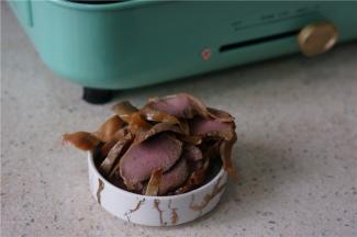 然后将熏过的熟鸭胗切片加入同炒至入味。