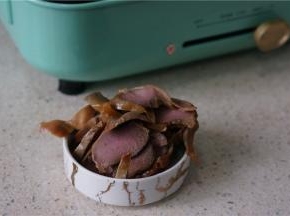 然后将熏过的熟鸭胗切片加入同炒至入味。