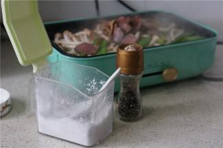 然后加入细盐及胡椒粉，炒至食材咸鲜就可以。