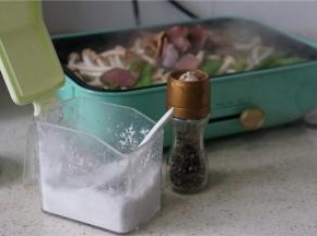 然后加入细盐及胡椒粉，炒至食材咸鲜就可以。