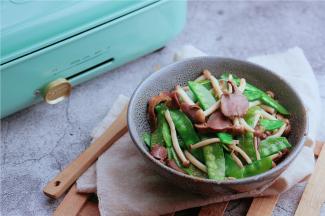 如图这样子一份鸭胗炒双蔬就完成啦。