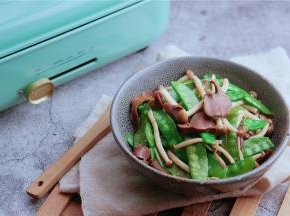 如图这样子一份鸭胗炒双蔬就完成啦。