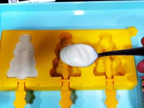 将牛油果酸奶糊倒入模具中，抖一下