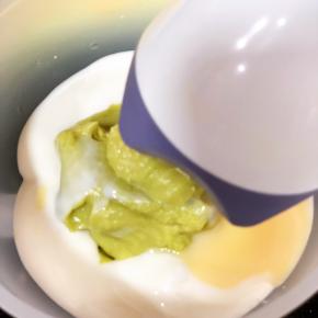 用棒形搅拌机搅打成泥