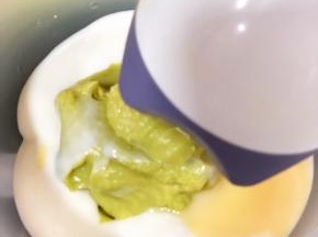 用棒形搅拌机搅打成泥