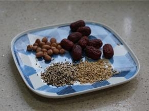 备好红枣，花生，藜麦，燕麦。