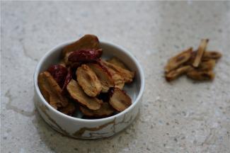 红枣洗净之后，将核取出不要。