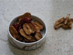 红枣洗净之后，将核取出不要。