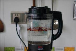 然后将处理好的食材入破壁机里，并加入适量的清水。