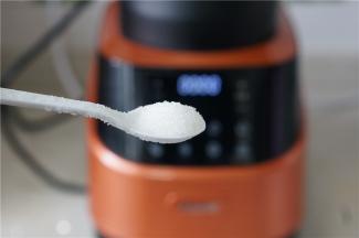 将豆浆模式工作好之后，再加入适量的白糖调个味就可以。