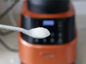 将豆浆模式工作好之后，再加入适量的白糖调个味就可以。