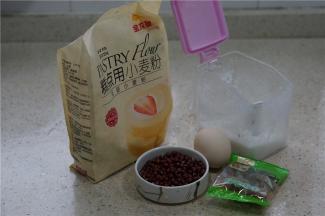 备好所用食材，一份红豆，糕点用小麦粉，葡萄干，鸡蛋，白糖。
