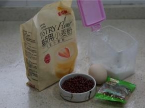 备好所用食材，一份红豆，糕点用小麦粉，葡萄干，鸡蛋，白糖。
