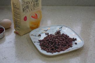 将红豆先提前泡好，然后上锅隔水蒸熟后放凉备用。