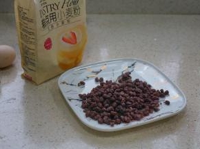 将红豆先提前泡好，然后上锅隔水蒸熟后放凉备用。