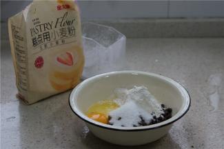 将白糖，糕点粉，鸡蛋及熟红豆配在一起，然后再加入适量的清水。