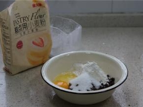 将白糖，糕点粉，鸡蛋及熟红豆配在一起，然后再加入适量的清水。