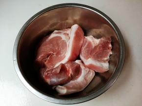 前腿肉清水浸泡半小时，沥干水