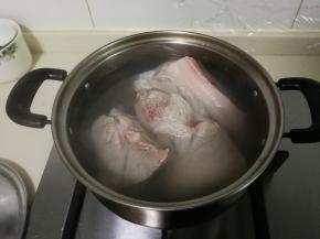 锅中水开放入前腿肉烧开，撇去浮沫捞出来