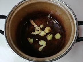 锅中放入姜片，一大勺热水